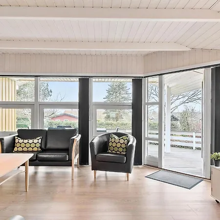 3 Bedroom Beautiful In Hejls